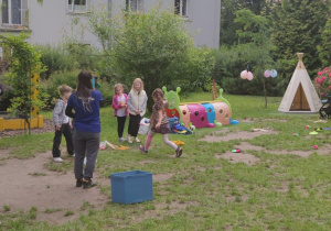 Na tym zdjęciu widać dzieci bawiące się pod okiem prowadzącej.