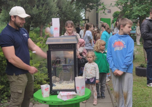 Zdjęcie przedstawia stanowisko z popcornem.