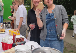 Zdjęcie przedstawia panie z obsługi w strefie gastronomicznej.