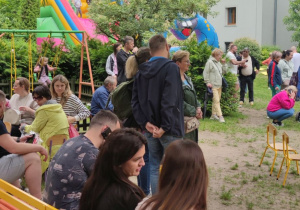 Na tym zdjęciu widać rodziców oglądających występy dzieci.