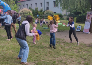 Zdjęcie przedstawia bawiących się na pikniku uczestników spotkania..