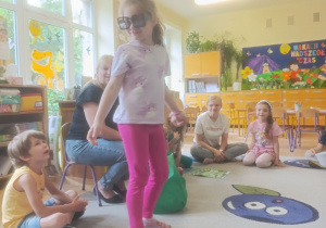 Zdjęcie przedstawia dzieci, nauczycielkę oraz jedną z mam na zajęciu.
