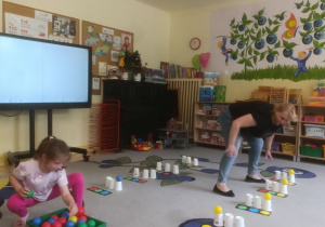 Zdjęcie przedstawia Basię oraz nauczycielkę podczas jednej z zabaw.