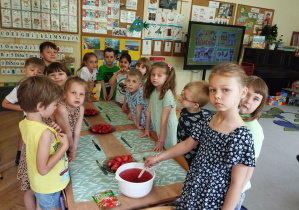 Na tym zdjęciu widać dzieci przygotowujące galaratkę z truskawkami.