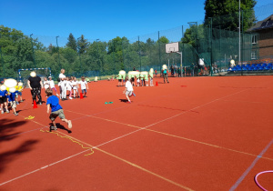 Zdjęcie przedstawia dzieci rywalizujące w konkurencji - tor przeszkód.