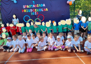 Zdjęcie przedstawia dzieci z grupy IV oraz dzieci z innych przedszkoli tuż przed rozpoczęciem zawodów.
