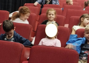 Zdjęcie przedstawia dzieci z grupy III i IV na widowni teatru.