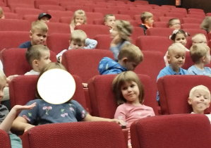 Na tym zdjęciu widać dzieci z grupy III i IV siedzące na widowni.