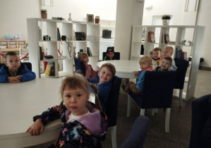 Na tym zdjęciu widać dzieci z grupy II we foyer teatru w oczekiwaniu na wejście na widownię.