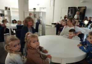 Na tym zdjęciu widać dzieci z grupy II i IV we foyer teatru w oczekiwaniu na wejście na widownię.