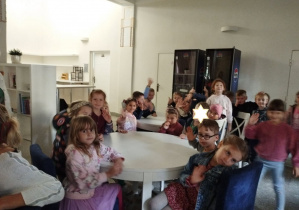 Na tym zdjęciu widać dzieci z grupy IV we foyer teatru w oczekiwaniu na wejście na widownię.