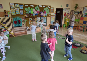 Na tym zdjęciu widać dzieci podczas zabawy przy muzyce "Figurki i posągi".