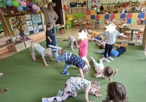 Na tym zdjęciu widać dzieci podczas zabawy przy muzyce "Figurki i posągi".