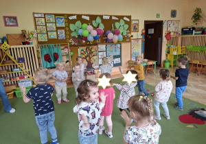 Na tym zdjęciu widać dzieci podczas zabawy przy muzyce "Figurki i posągi".