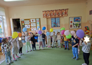 Zdjęcie przedstawia dzieci podczas śpiewania piosenki "Hymn przedszkolaka".