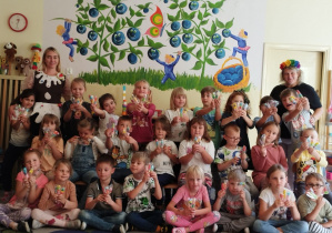 Zdjęcie przedstawia całą grupę z lizakami w rękach w towarzystwie prowadzących.