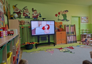 Na tym zdjęciu widać fragment filmu edukacyjnego dotyczącego pierwszej pomocy wyświetlanego na monitorze interaktywnym.
