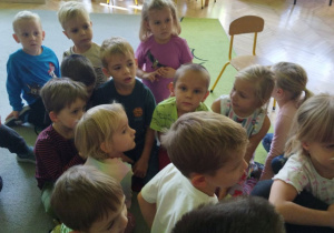Na tym zdjęciu widać dzieci słuchające opowiadania czytanego przez naszego gościa.