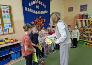 Na tym zdjęciu widać panią dyrektor, która wręcza nagrody laureatom.