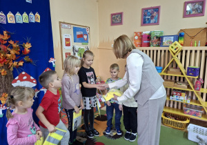 Na tym zdjęciu widać panią dyrektor, która wręcza nagrody laureatom.