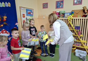 Na tym zdjęciu widać panią dyrektor, która wręcza nagrody laureatom.