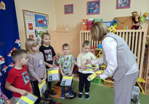Na tym zdjęciu widać panią dyrektor, która wręcza nagrody laureatom.
