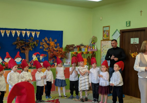 Zdjęcie przedstawia dzieci w przebraniach "krasnoludków"oczekujące na występ.