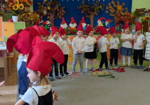 Zdjęcie przedstawia dzieci w przebraniach "krasnoludków"oczekujące na występ.