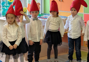 Zdjęcie przedstawia trzy dziewczynki i dwóch chłopców podczas występów.