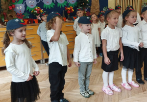 Zdjęcie przedstawia trzy dziewczynki i trzech chłopców recytujących wierszyk.