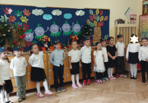 Zdjęcie przedstawia dzieci podczas przedstawienia.