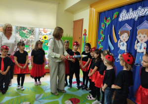 Na tym zdjęciu widać dzieci z grupy IV i panią dyrektor, która pasuje dzieci na przedszkolaka w grupie "Biedronek".