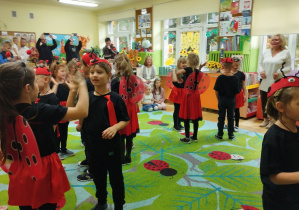 Na tym zdjęciu widać dzieci z grupy IV wykonujące układ taneczny.