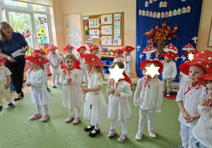 Zdjęcie przedstawia kilkoro dzieci z grupy I recytujących wierszyk.