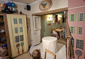 Zdjęcie przedstawia scenę, na której występowali aktorzy.