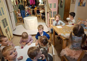 Na tym zdjęciu widać dzieci podczas poczęstunku.