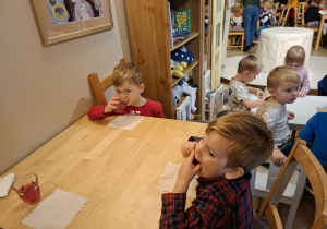 Zdjęcie przedstawia kilkoro dzieci z grupy I spożywające pyszne ciasteczka oraz sok.