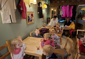 Zdjęcie przedstawia kilkoro dzieci z grupy II spożywające pyszne ciasteczka oraz sok.