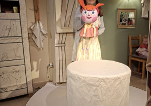 Zdjęcie przedstawia aktorkę z marionetką Adą występującą w przedstawieniu.