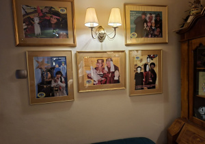 Na tym zdjęciu widać obrazki przedstawiające scenki z różnych przedstawień.