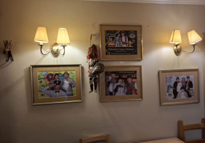 Na tym zdjęciu widać obrazki przedstawiające scenki z różnych przedstawień.