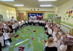 Zdjęcie przedstawia dzieci ze wszystkich grup ustawione w półkolu.