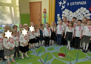 Na tym zdjęciu widać dzieci z grupy I i z grupy IV w strojach galowych z kotylionami na piersi.