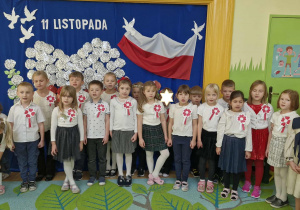 Zdjęcie przedstawia dzieci z grupy IV śpiewające Hymn Polski.