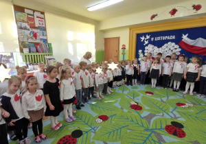 Na tym zdjęciu widać dzieci z grupy III, I i IV podczas uroczystości.