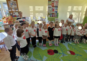 Na tym zdjęciu widać dzieci z grupy III i I podczas uroczystości.