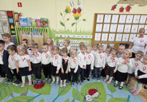 Zdjęcie przedstawia dzieci z grupy II podczas uroczystości.