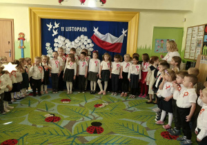 Na tym zdjęciu widać dzieci z grupy I, IV oraz II podczas uroczystości.