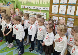 Zdjęcie przedstawia dzieci z grupy II podczas uroczystości.