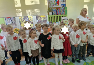 Na tym zdjęciu widać dzieci z grupy III podczas uroczystości.